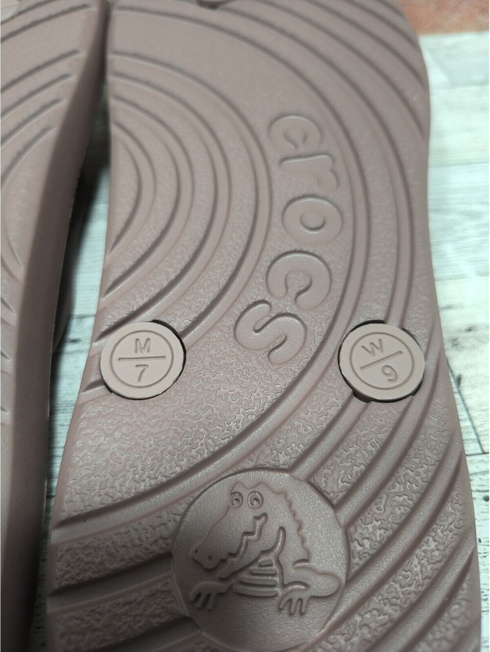 Crocs Flip Flops Men's Size 7 Women's Size 9 Mocha Sandals 210089-0LF NWT - Picture 9 of 9